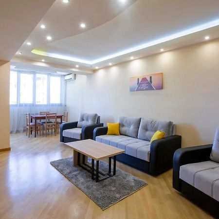 Umba Apartment N4 - Balcony And Mount Ararat View يريفان المظهر الخارجي الصورة